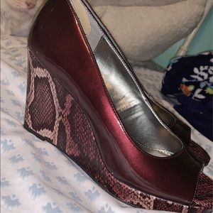 burgundy snake skin wedges🥀